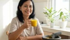 Minuman air kunyit mentah yang kaya kurkumin untuk kesehatan tubuh