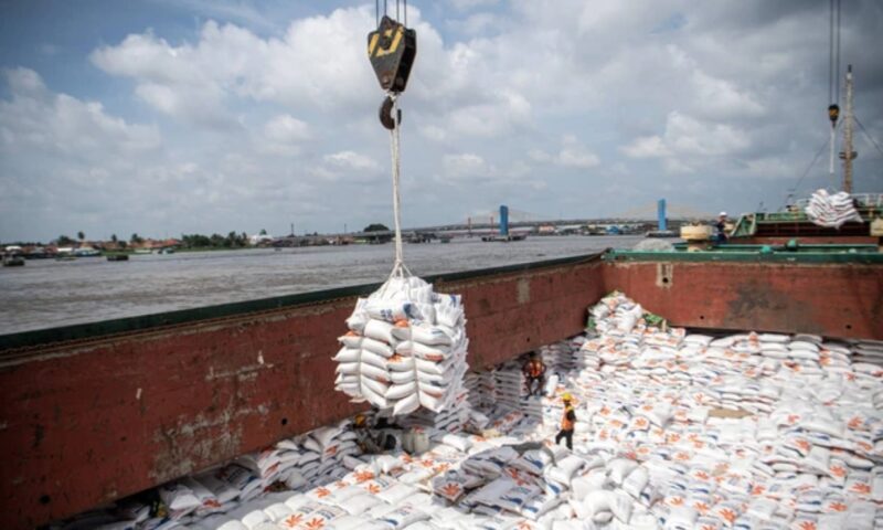 Pekerja memindahkan komoditas pangan impor di pelabuhan sebagai bagian dari distribusi nasional di tengah kebijakan pengetatan impor oleh Kemendag.