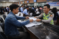 Warga mengurus administrasi kendaraan di kantor Samsat dengan sistem pelayanan terbaru yang lebih sederhana.