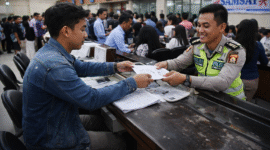Warga mengurus administrasi kendaraan di kantor Samsat dengan sistem pelayanan terbaru yang lebih sederhana.