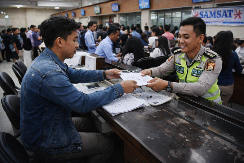 Warga mengurus administrasi kendaraan di kantor Samsat dengan sistem pelayanan terbaru yang lebih sederhana.