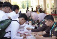 Sejumlah peserta menjalani ujian CPNS menggunakan sistem CAT di ruang seleksi resmi