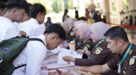 Sejumlah peserta menjalani ujian CPNS menggunakan sistem CAT di ruang seleksi resmi