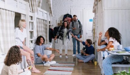 Ilustrasi suasana hotel di China dengan tamu wisatawan asing yang sedang check-in dan beraktivitas, menggambarkan tren staycation di hotel murah yang semakin populer.