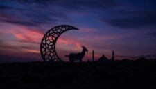 Ilustrasi menunjukkan umat Muslim merayakan Idul Adha 2026 dengan pelaksanaan ibadah salat Id dan penyembelihan hewan kurban.