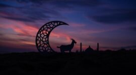 Ilustrasi menunjukkan umat Muslim merayakan Idul Adha 2026 dengan pelaksanaan ibadah salat Id dan penyembelihan hewan kurban.