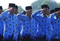 Petugas aparatur negara melakukan pelaporan LHKAN melalui sistem elektronik yang diawasi oleh APIP untuk memastikan kepatuhan administrasi.