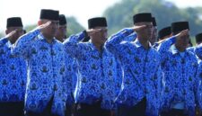 Petugas aparatur negara melakukan pelaporan LHKAN melalui sistem elektronik yang diawasi oleh APIP untuk memastikan kepatuhan administrasi.