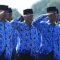 Petugas aparatur negara melakukan pelaporan LHKAN melalui sistem elektronik yang diawasi oleh APIP untuk memastikan kepatuhan administrasi.