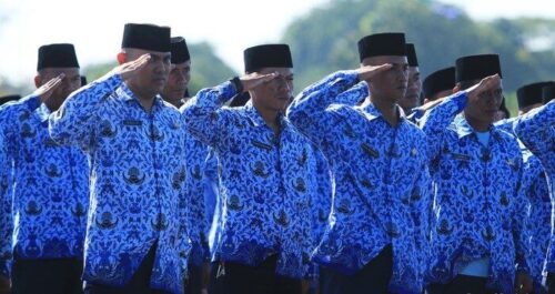 Petugas aparatur negara melakukan pelaporan LHKAN melalui sistem elektronik yang diawasi oleh APIP untuk memastikan kepatuhan administrasi.