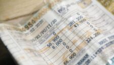 Ilustrasi STNK yang digunakan sebagai dokumen resmi kendaraan dan pengurusan pajak di Samsat