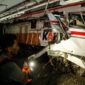 Petugas gabungan mengevakuasi korban dan membersihkan lokasi usai tabrakan KRL dengan KA Argo Bromo di Stasiun Bekasi Timur
