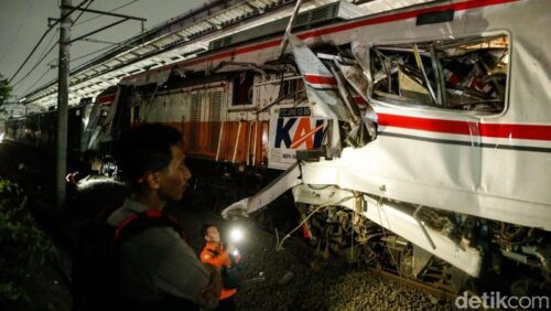 Petugas gabungan mengevakuasi korban dan membersihkan lokasi usai tabrakan KRL dengan KA Argo Bromo di Stasiun Bekasi Timur
