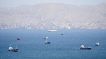Sejumlah kapal tanker Iran berlayar di kawasan Selat Hormuz di tengah klaim keberhasilan menembus blokade laut Amerika Serikat.