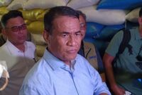 Menteri Pertanian Amran Sulaiman meninjau Gudang Bulog Panaikang, Makassar, Minggu (5/4/2026). (CNBC Indonesia/Martyasari Rizky)