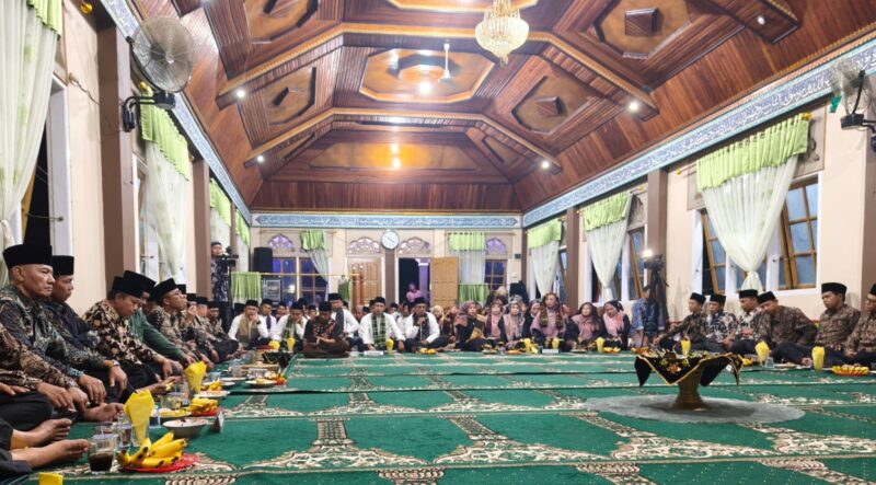 Ninik mamak, depati, dan tokoh adat menghadiri prosesi Melatak Tando sebagai awal rangkaian Kenduri Sko, Minggu (5/4/2026).