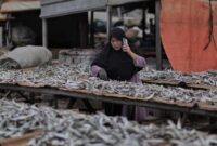 Ikan asin menjadi lauk favorit masyarakat, namun tetap perlu dikonsumsi secara bijak karena kandungan garamnya tinggi.