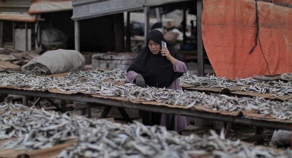 Ikan asin menjadi lauk favorit masyarakat, namun tetap perlu dikonsumsi secara bijak karena kandungan garamnya tinggi.