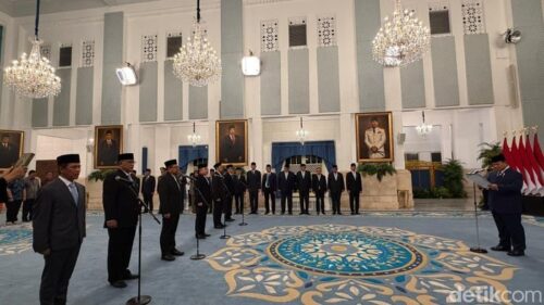 Presiden Prabowo Subianto melantik enam pejabat negara dalam reshuffle kabinet di Istana Negara, Jakarta, Senin (27/4/2026).