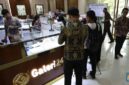 Sejumlah pengunjung melakukan transaksi pembelian emas batangan di Galeri 24