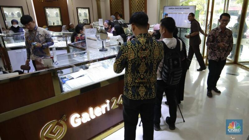Sejumlah pengunjung melakukan transaksi pembelian emas batangan di Galeri 24