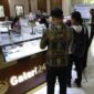 Sejumlah pengunjung melakukan transaksi pembelian emas batangan di Galeri 24