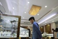 Sejumlah pengunjung membeli emas batangan di Pegadaian saat harga emas berfluktuasi