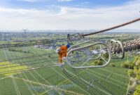 Ilustrasi pemeliharaan jaringan listrik sebagai bagian dari penguatan infrastruktur energi dan kerja sama listrik lintas batas antara Indonesia dan Singapura