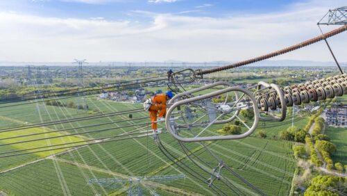 Ilustrasi pemeliharaan jaringan listrik sebagai bagian dari penguatan infrastruktur energi dan kerja sama listrik lintas batas antara Indonesia dan Singapura