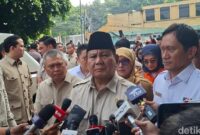 Presiden Prabowo Subianto berbincang dengan korban kecelakaan KA Argo Bromo Anggrek dan KRL saat menjenguk di RSUD Kota Bekasi, Selasa (28/4/2026).