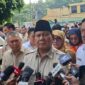 Presiden Prabowo Subianto berbincang dengan korban kecelakaan KA Argo Bromo Anggrek dan KRL saat menjenguk di RSUD Kota Bekasi, Selasa (28/4/2026).