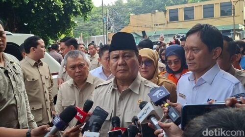Presiden Prabowo Subianto berbincang dengan korban kecelakaan KA Argo Bromo Anggrek dan KRL saat menjenguk di RSUD Kota Bekasi, Selasa (28/4/2026).