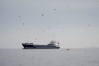 Aktivitas pelayaran di Selat Hormuz tetap berlangsung di bawah pengawasan ketat militer di tengah konflik dan ancaman ranjau laut.