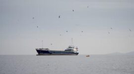 Aktivitas pelayaran di Selat Hormuz tetap berlangsung di bawah pengawasan ketat militer di tengah konflik dan ancaman ranjau laut.