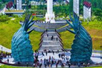 Masyarakat mengunjungi kawasan Plaza Seremoni di Kawasan Inti Pusat Pemerintahan (KIPP) Nusantara dengan latar patung sayap Garuda.