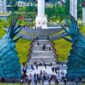 Masyarakat mengunjungi kawasan Plaza Seremoni di Kawasan Inti Pusat Pemerintahan (KIPP) Nusantara dengan latar patung sayap Garuda.