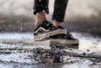 Ilustrasi sepatu di ruang terbuka agar tetap kering dan segar.