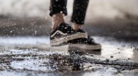 Ilustrasi sepatu di ruang terbuka agar tetap kering dan segar.