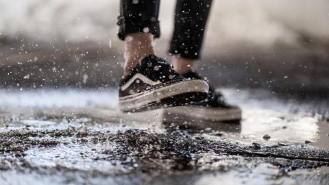 Ilustrasi sepatu di ruang terbuka agar tetap kering dan segar.