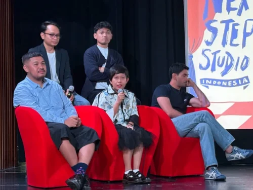 Sineas dan penyelenggara memaparkan program Next Step Studio dalam konferensi pers di Jakarta menjelang Cannes Critics’ Week 2026.
