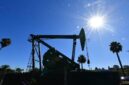 Pompa minyak beroperasi di tengah cuaca cerah, mencerminkan dinamika industri energi global di tengah fluktuasi harga minyak dunia.( Foto: AFP)