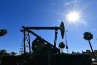 Pompa minyak beroperasi di tengah cuaca cerah, mencerminkan dinamika industri energi global di tengah fluktuasi harga minyak dunia.( Foto: AFP)