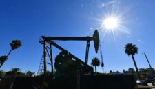 Pompa minyak beroperasi di tengah cuaca cerah, mencerminkan dinamika industri energi global di tengah fluktuasi harga minyak dunia.( Foto: AFP)
