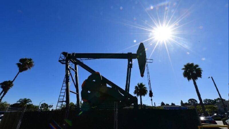 Pompa minyak beroperasi di tengah cuaca cerah, mencerminkan dinamika industri energi global di tengah fluktuasi harga minyak dunia.( Foto: AFP)