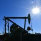 Pompa minyak beroperasi di tengah cuaca cerah, mencerminkan dinamika industri energi global di tengah fluktuasi harga minyak dunia.( Foto: AFP)