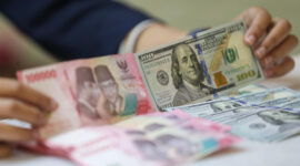 Nilai tukar rupiah diperkirakan bergerak fluktuatif dan cenderung melemah terhadap dolar AS.