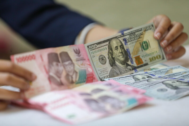 Nilai tukar rupiah diperkirakan bergerak fluktuatif dan cenderung melemah terhadap dolar AS.