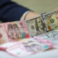 Nilai tukar rupiah diperkirakan bergerak fluktuatif dan cenderung melemah terhadap dolar AS.