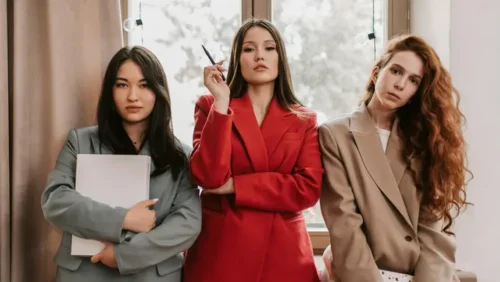 Ilustrasi perempuan yang aktif bekerja dan merepresentasikan beragam profesi modern