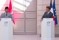Presiden Prabowo Subianto bersama Presiden Prancis Emmanuel Macron menyampaikan keterangan pers usai pertemuan bilateral di Istana Elysee, Paris. (Youtube Sekretariat Presiden)